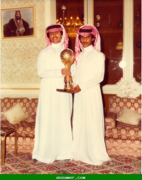 الأمير عبد العزيز بن سعود ولأمير خالد بن عبد الله بن عبد الرحمن مع كاس نادي الهلال