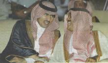 الامير عبد العزيز بن سعود في حديث جانبي مع الامير فيصل بن عبد الرحمن خلال توزيع جوائز ( جائزة الرياضية وموبايلي للتميز الرياضي ) في عامها الاول